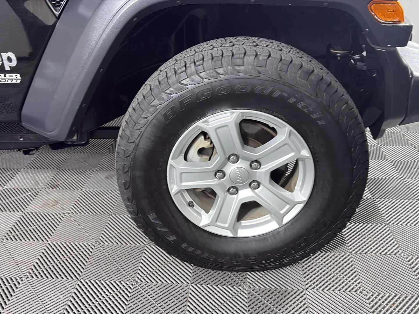 Used 2020 Black Clearcoat Jeep Sport S image 12