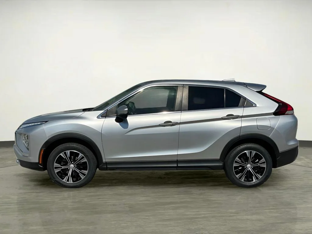 Used 2022  Mitsubishi SE image 3