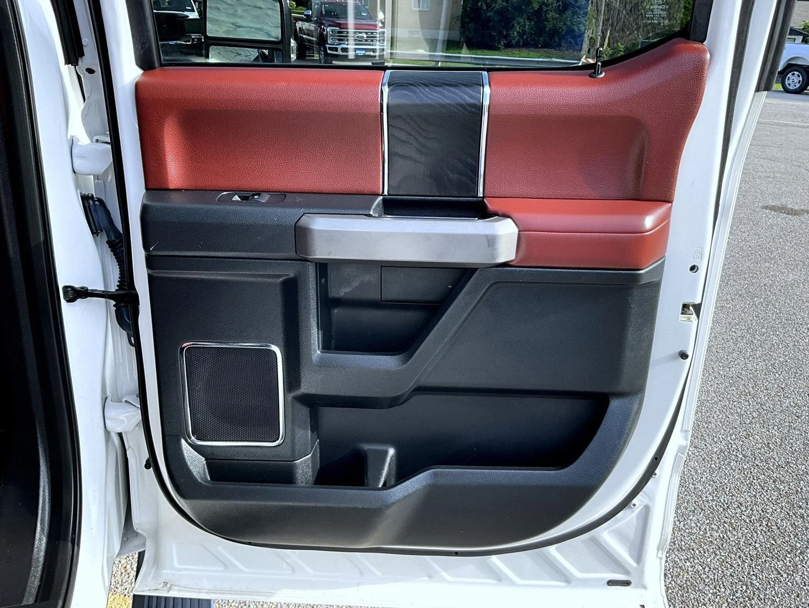 Used 2018 White Ford Platinum image 22