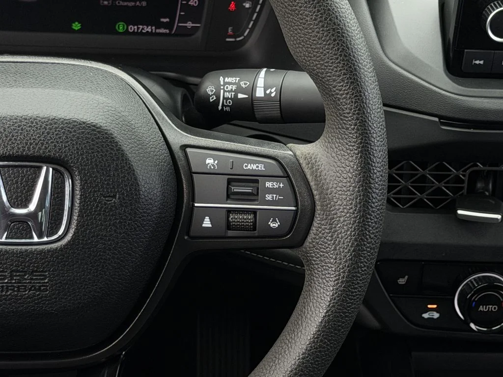 Used 2025 White Honda SE image 14