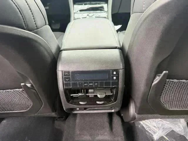 New 2026 Bright White Clear-Coat Exterior Paint Jeep Laredo image 25