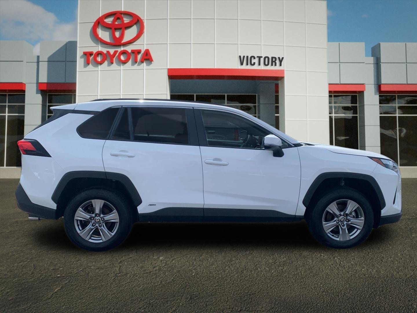 Used 2025 White Toyota XLE image 2