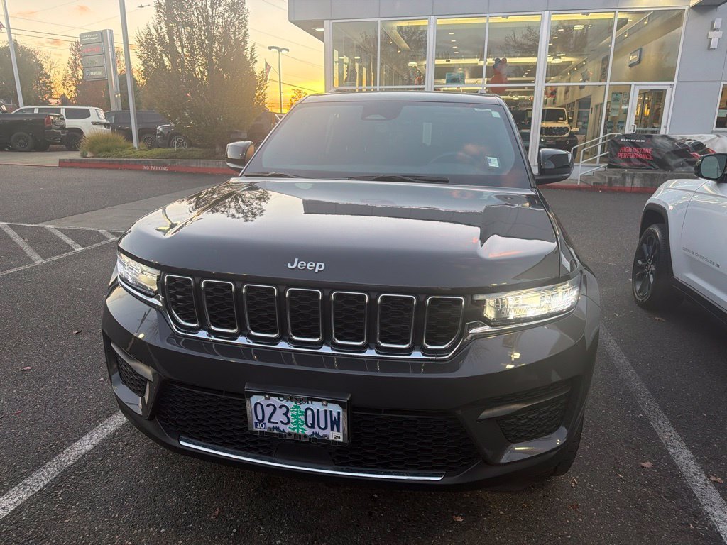 Used 2025 Baltic Gray Metallic Clearcoat Jeep Laredo X image 2
