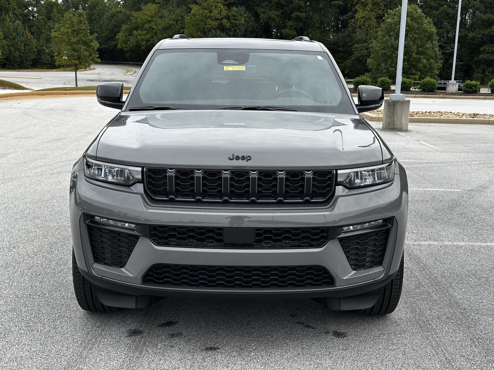 New 2027 Sting-Gray Clear-Coat Paint Jeep Limited image 3