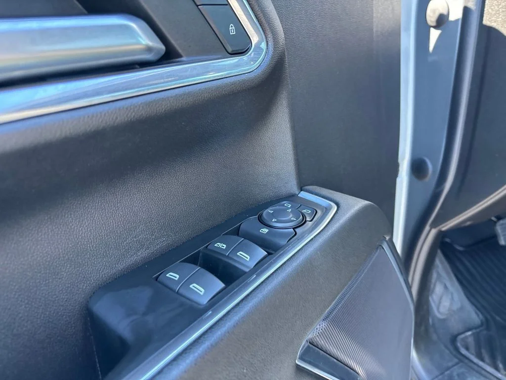 Used 2023 Silver GMC Elevation image 23