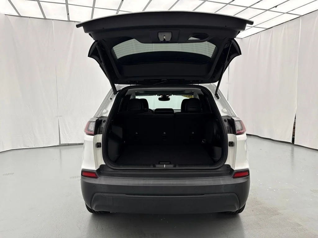 Used 2023 White Jeep Altitude image 10