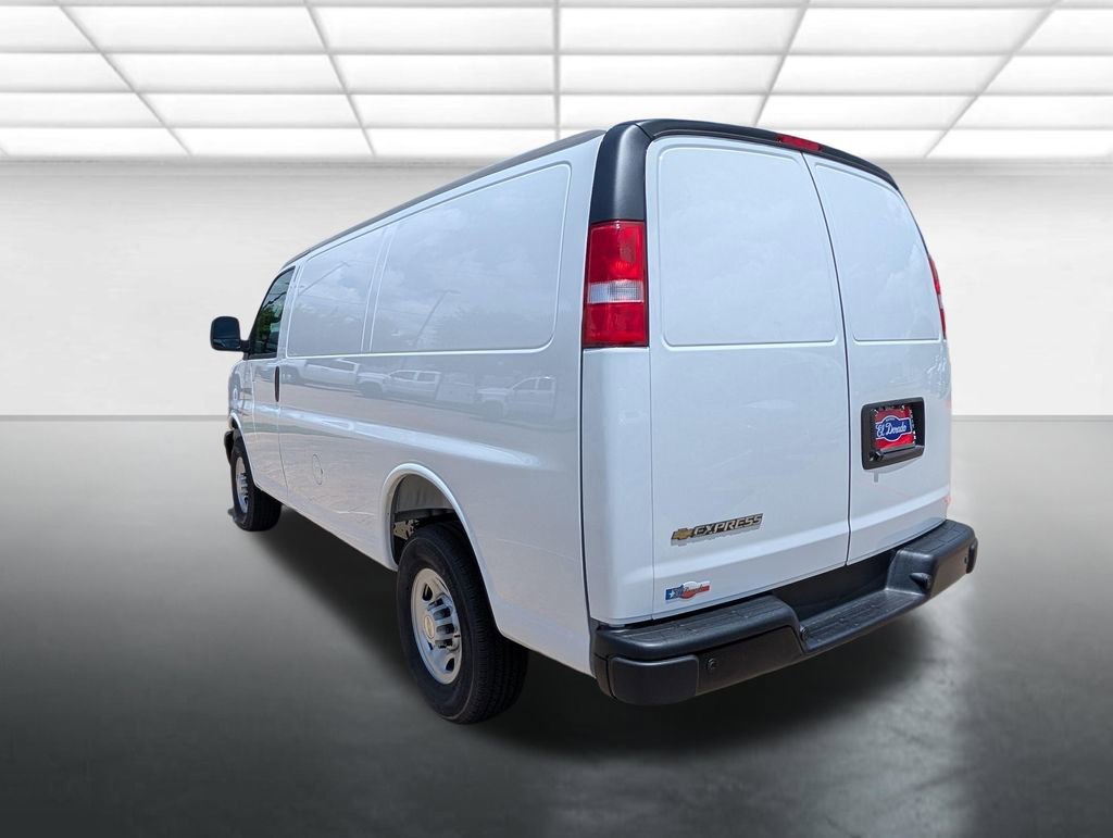 New 2026 Summit White Chevrolet WT image 2