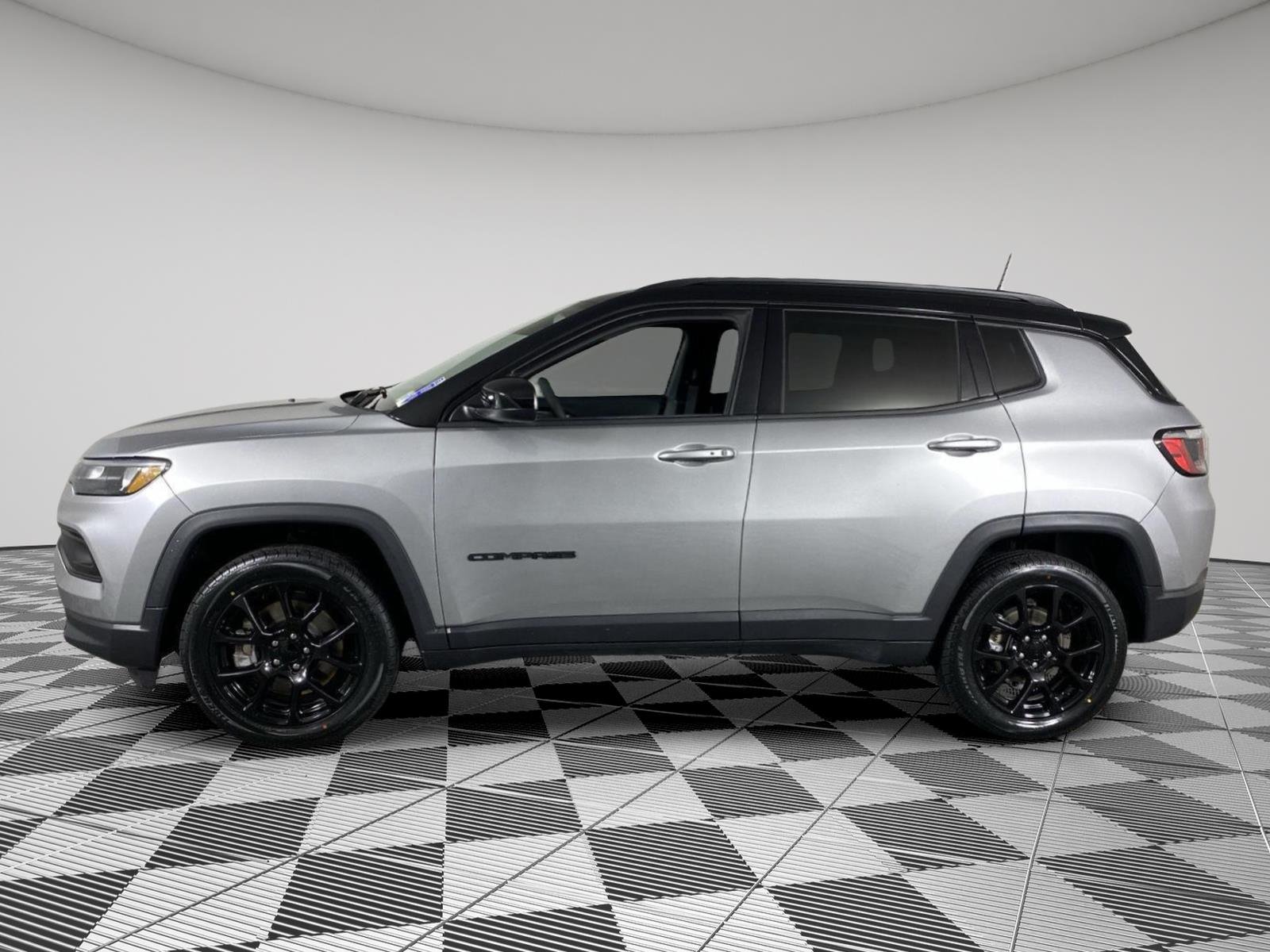 Used 2023 Billet Silver Metallic Clearcoat Jeep Altitude image 4
