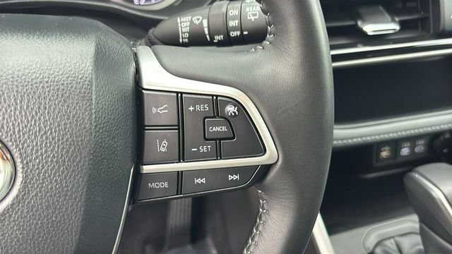 Used 2025 Pearl Toyota LE image 19