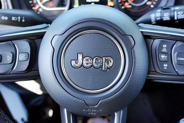 New 2026 Bright White Clear-Coat Exterior Paint Jeep Rubicon X image 42