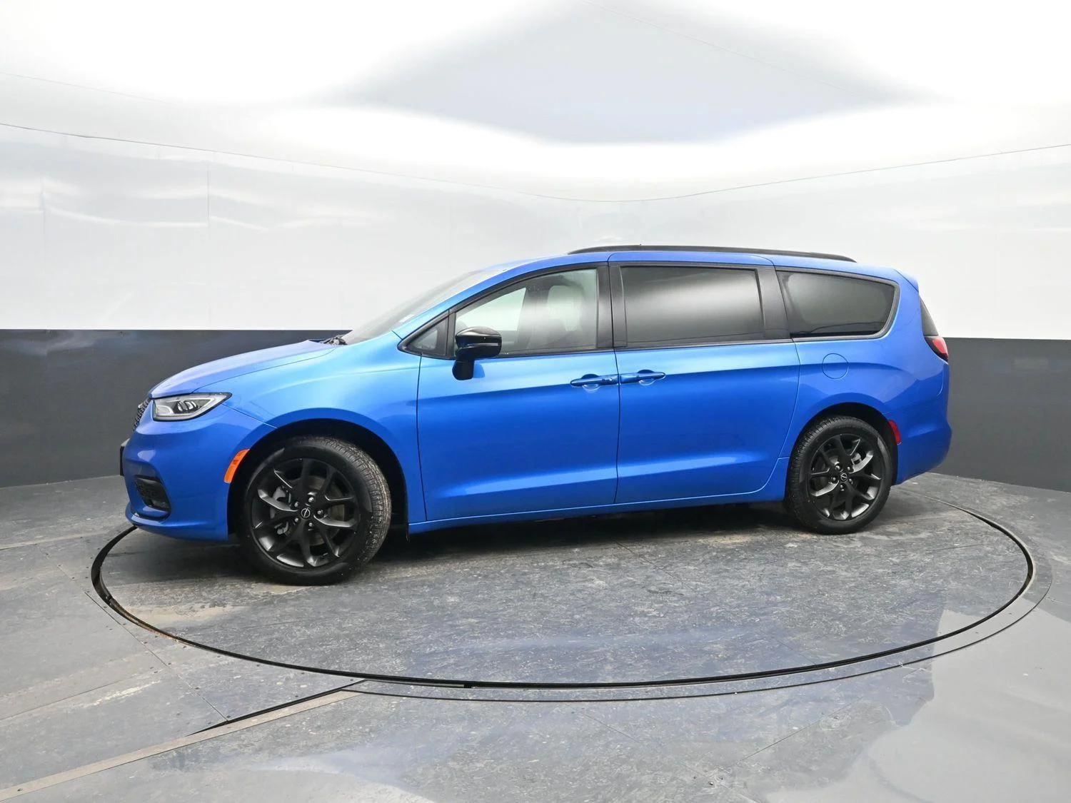 New 2026 Hydro Blue Pearl-Coat Exterior Paint Chrysler Select image 43