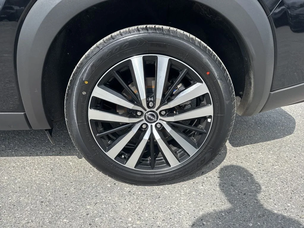 Used 2023 Black Nissan Platinum image 34