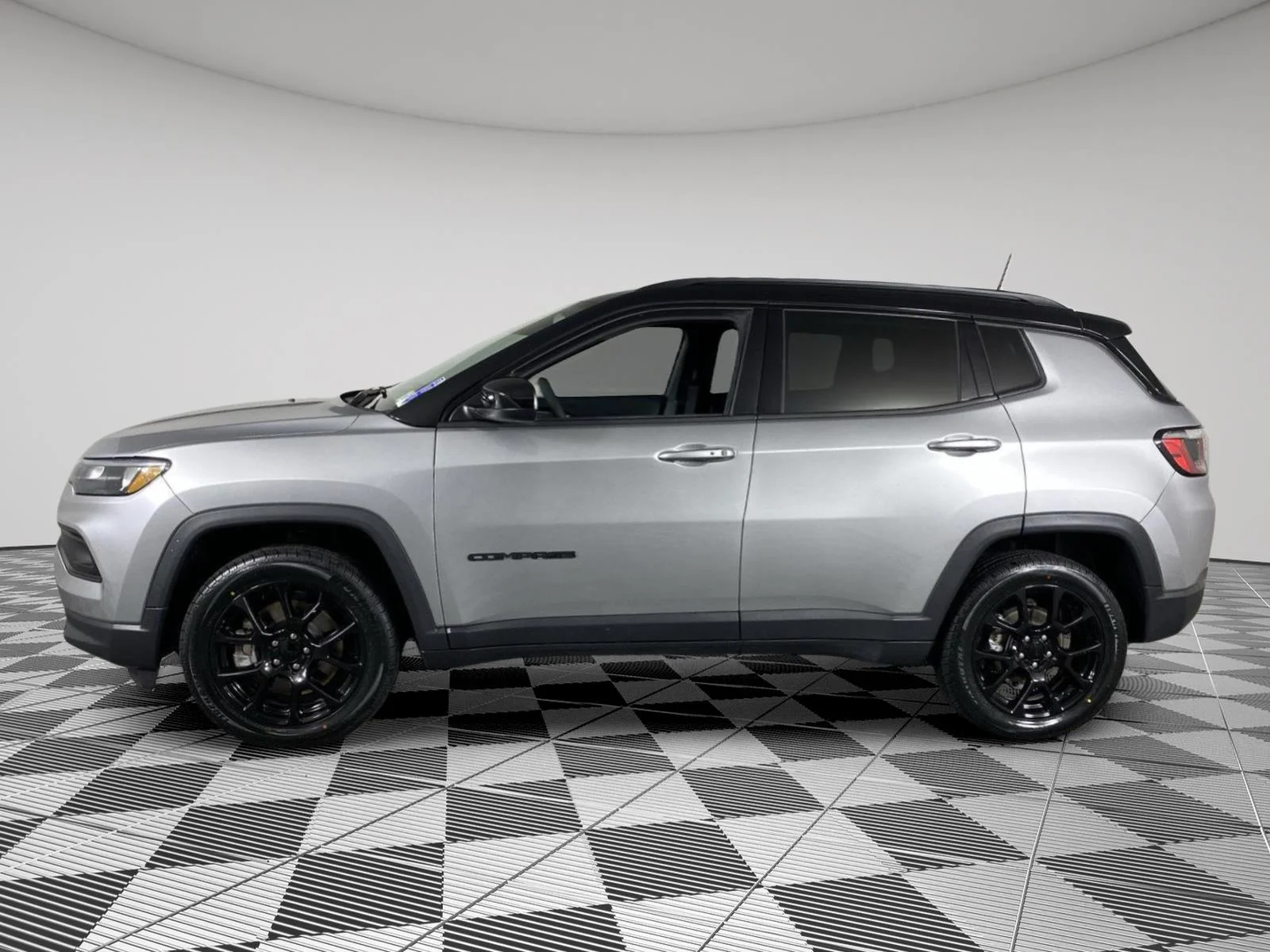 Used 2023 Billet Silver Metallic Clearcoat Jeep Altitude image 4