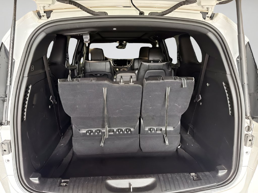 Used 2025  Chrysler Limited image 9