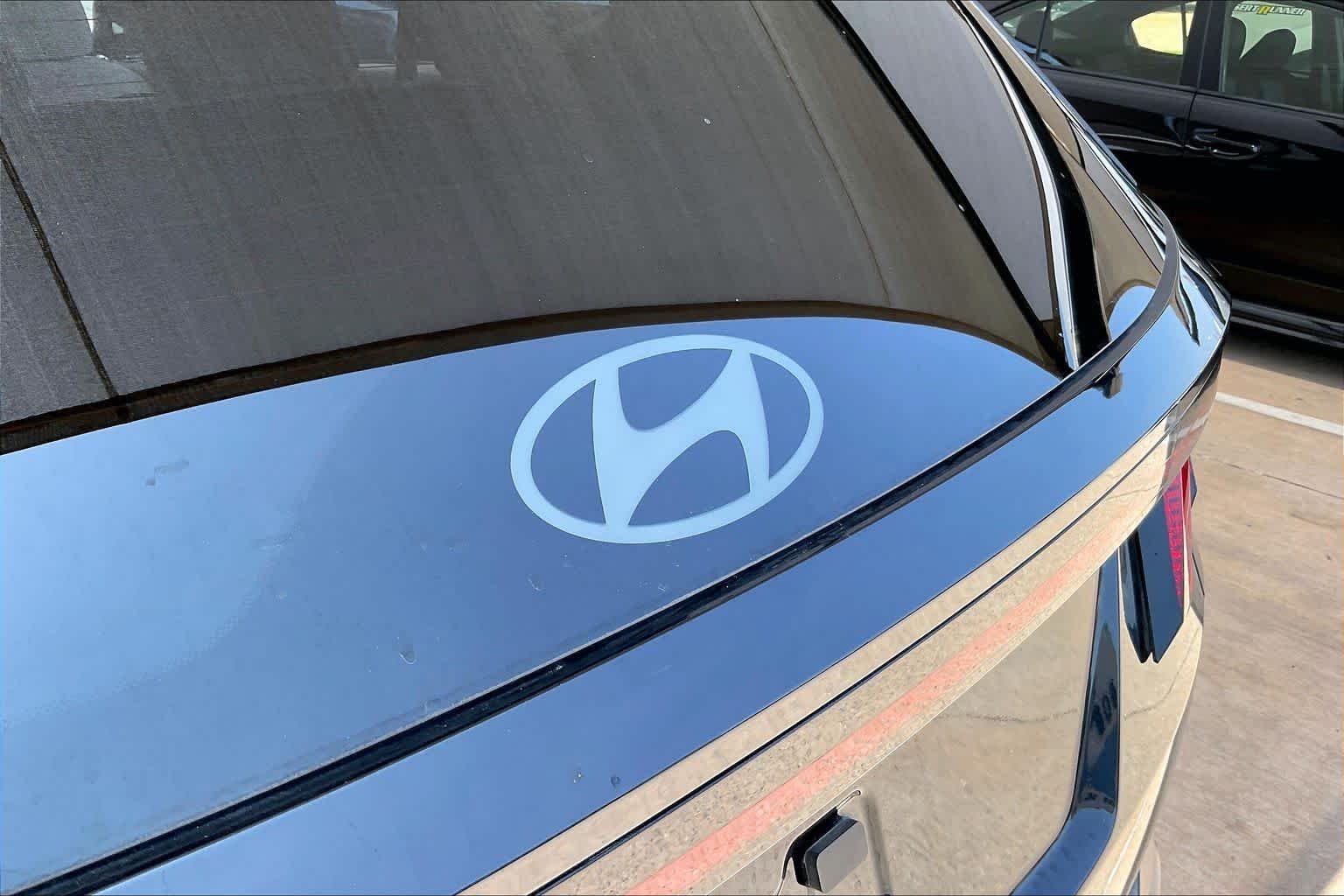 Used 2025 Phantom Black Hyundai SEL image 30