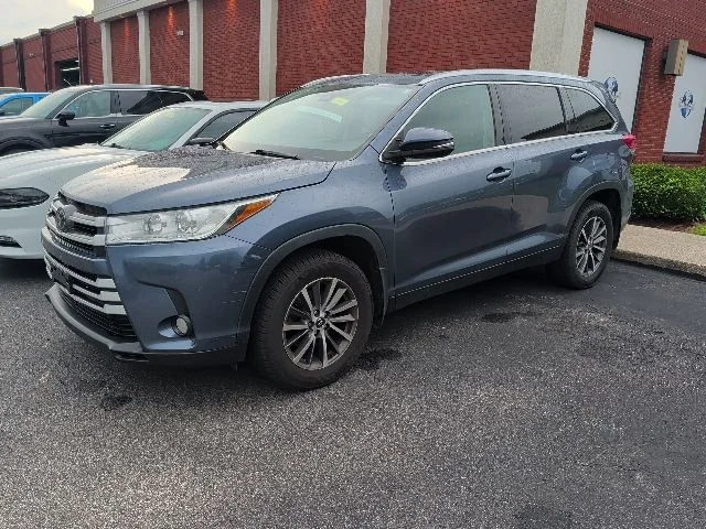 Used 2019 Shoreline Blue Pearl Toyota XLE image 3