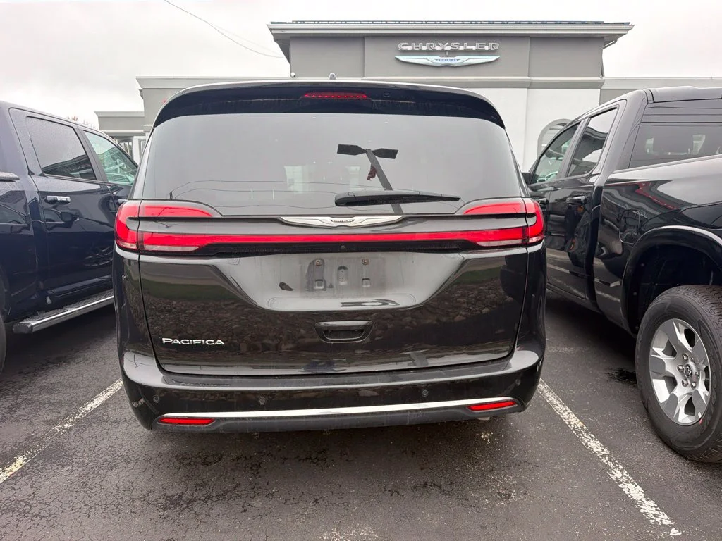 Used 2025 Black Chrysler Select image 6