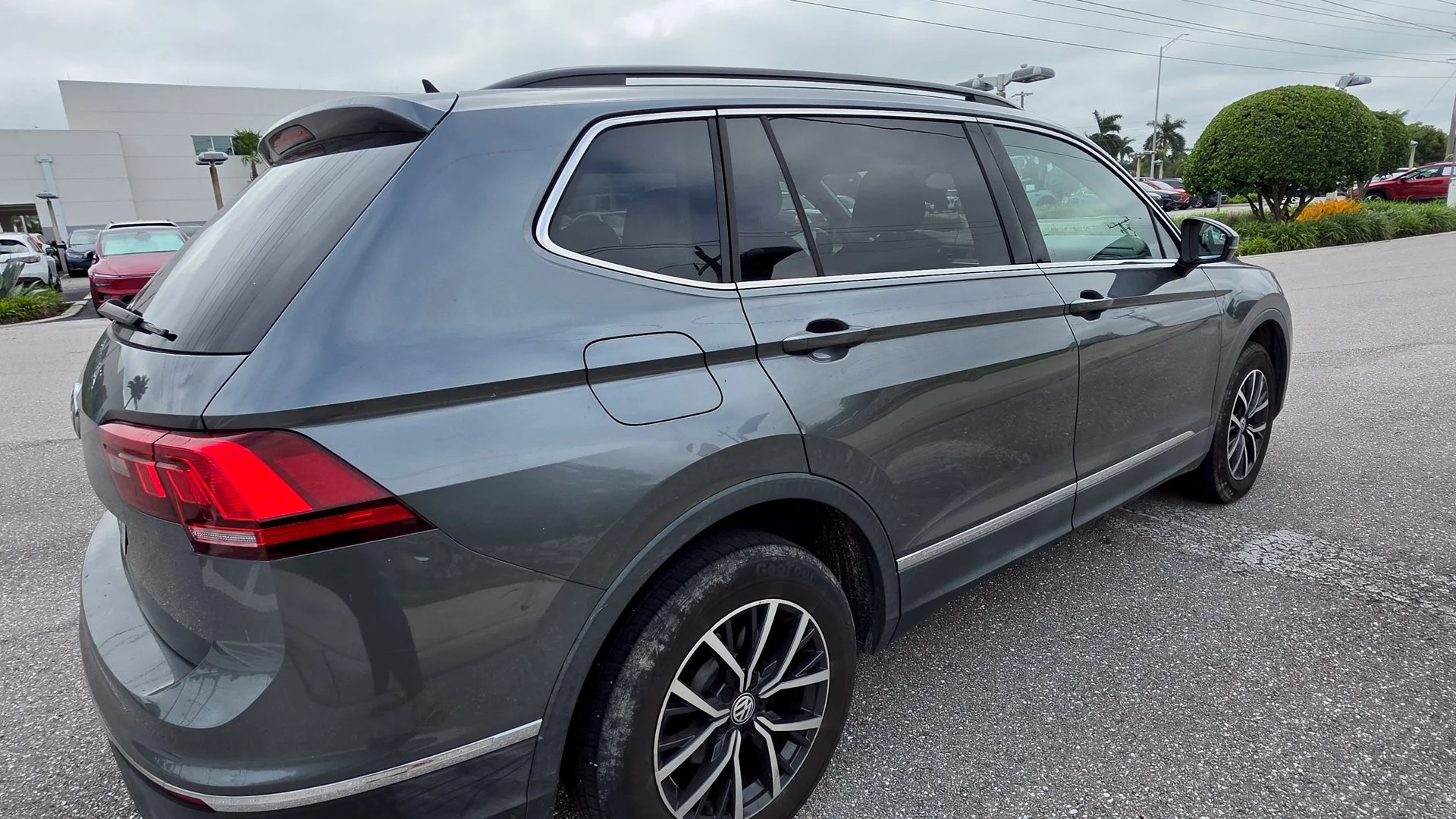 Used 2020 Platinum Gray Metallic Volkswagen 2.0T SE image 5