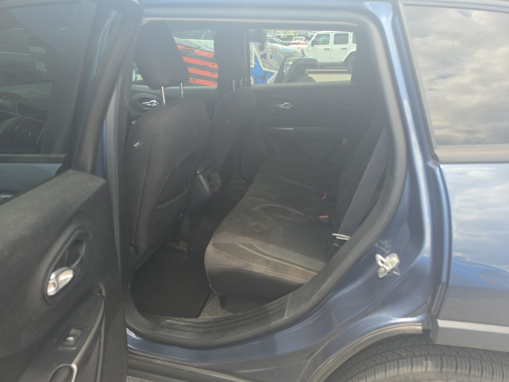 Used 2020 Slate Blue Pearlcoat Jeep Latitude image 6