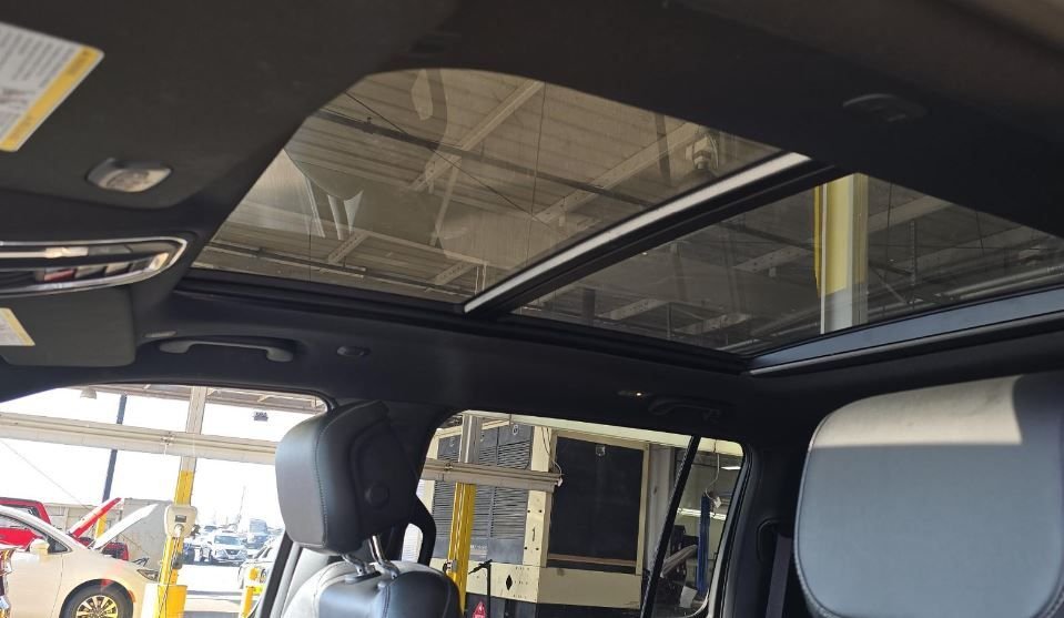 Used 2023 Gray Jeep Base image 13