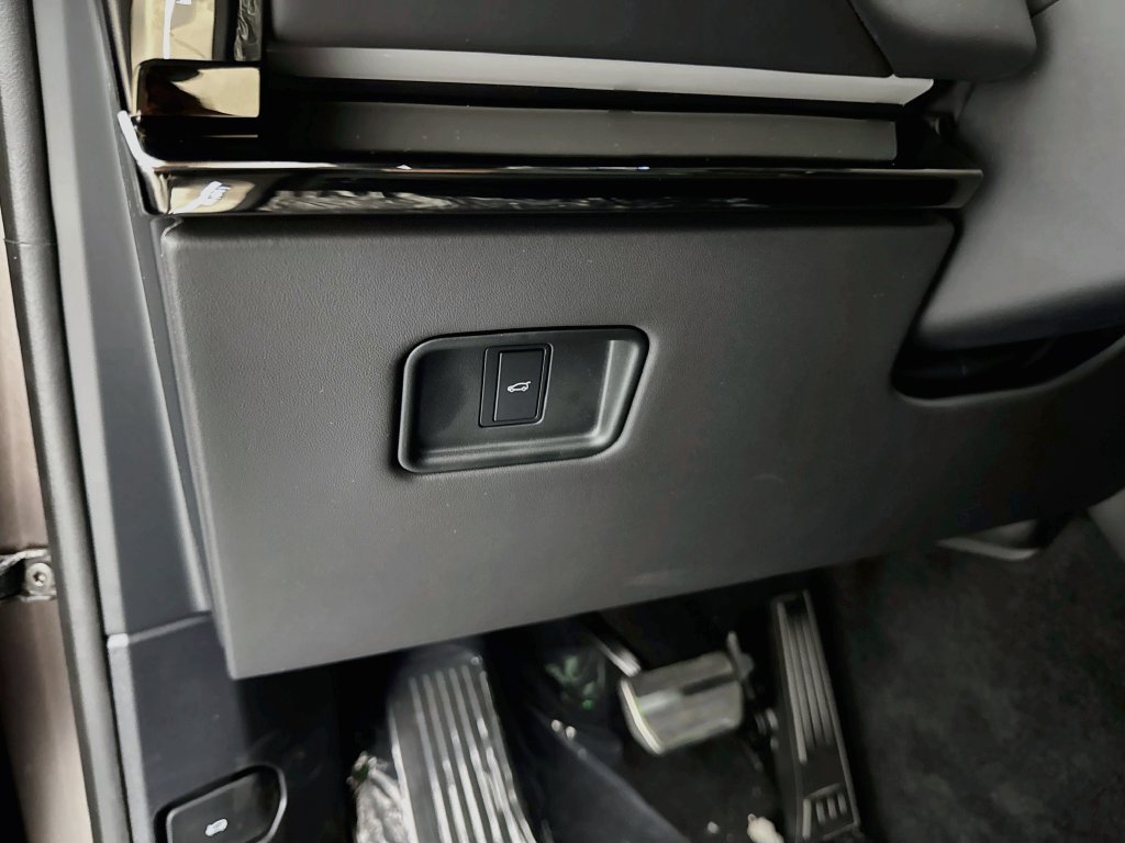 New 2027 Tourmaline Brown in Satin finish Land Rover SV image 10