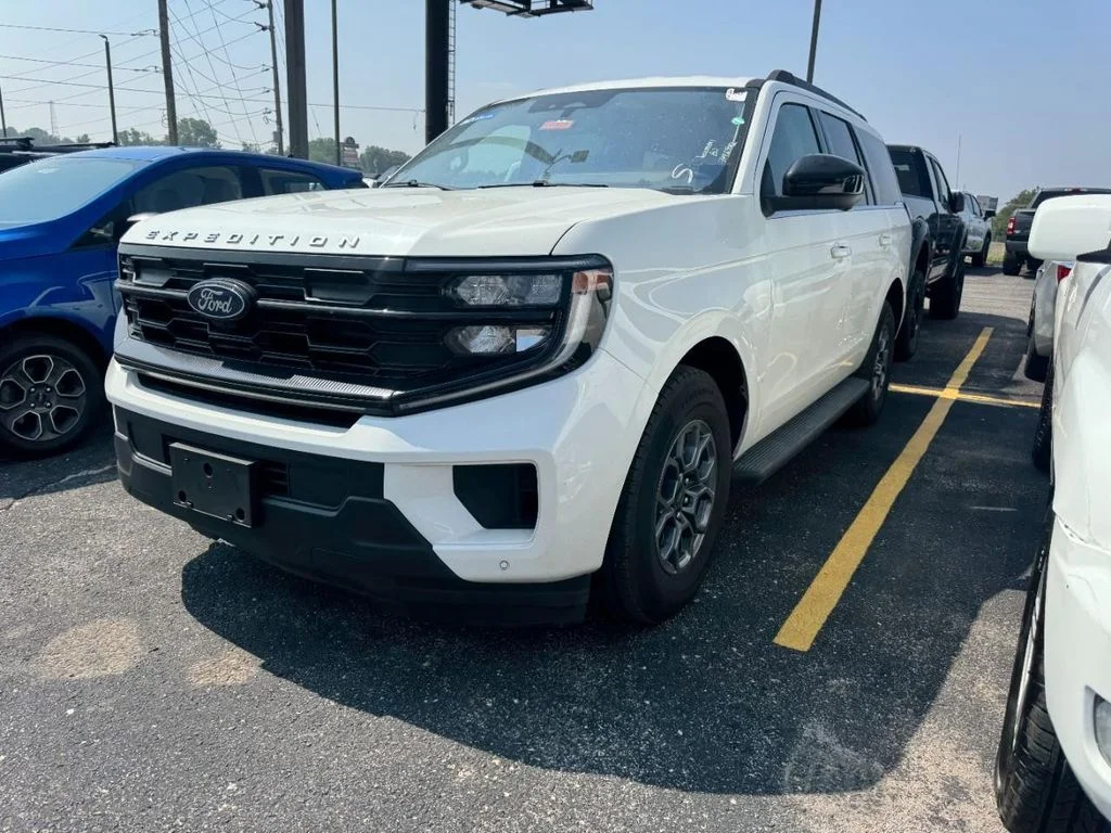 Used 2025 Oxford White Ford Active image 6