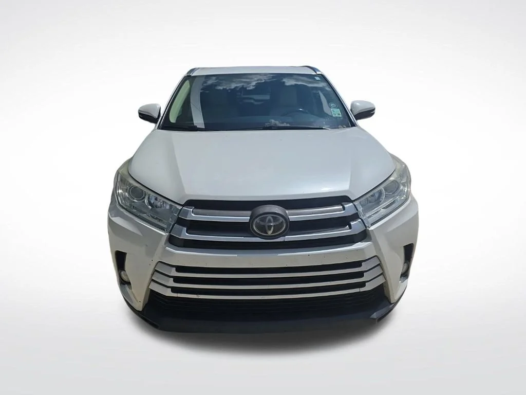 Used 2018 White Toyota XLE image 3