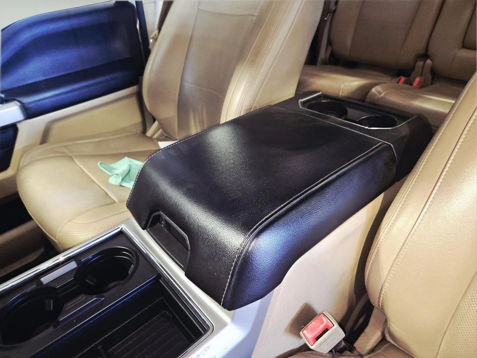 Used 2018 White Gold/Stone Gray Ford Lariat image 30
