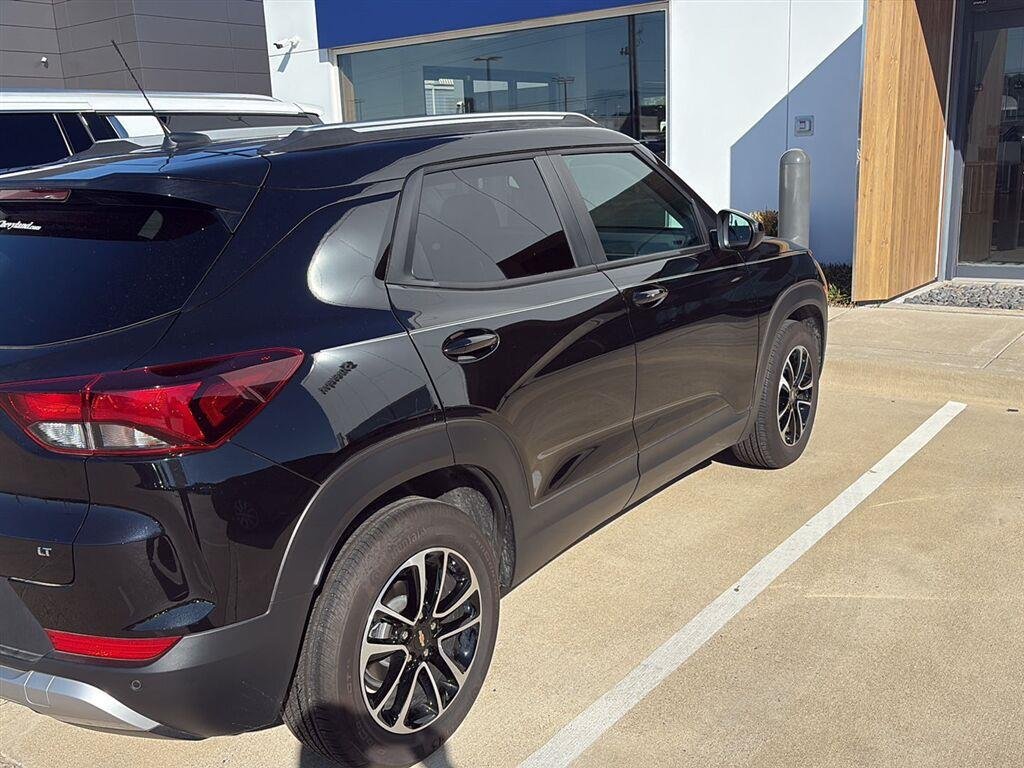 Used 2025 Mosaic Black Metallic Chevrolet LT image 4