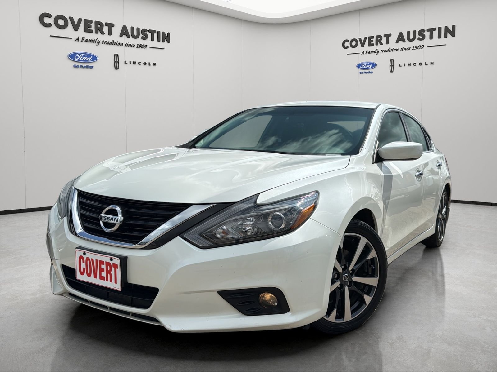 Used 2016 White Nissan 2.5 SR image 1