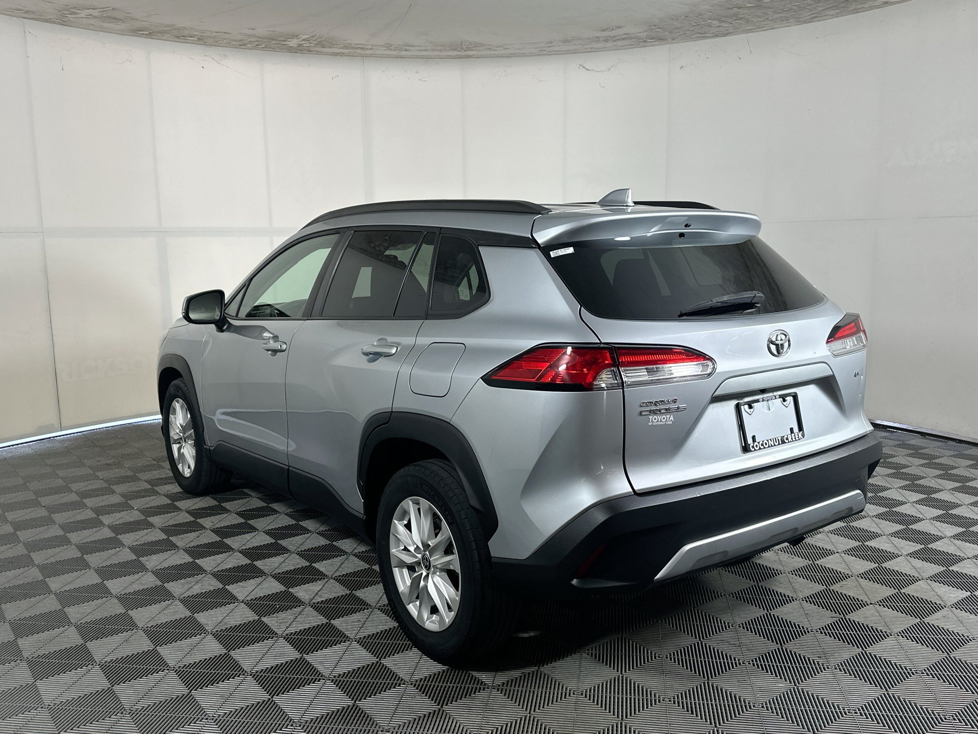 Used 2022 Silver Toyota LE image 5