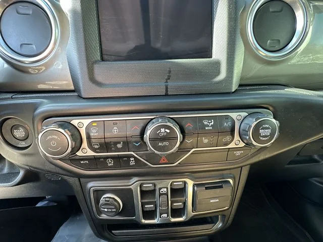 Used 2021 White Jeep Unlimited Sahara image 18