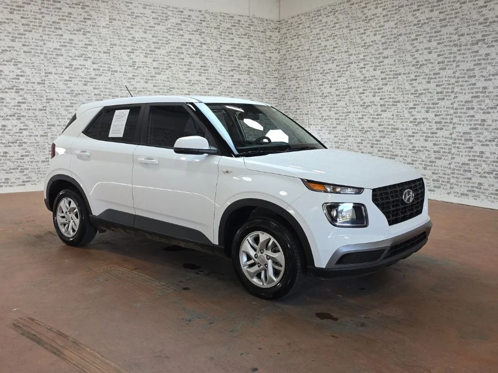 Used 2025 Lunar White Hyundai SE image 1