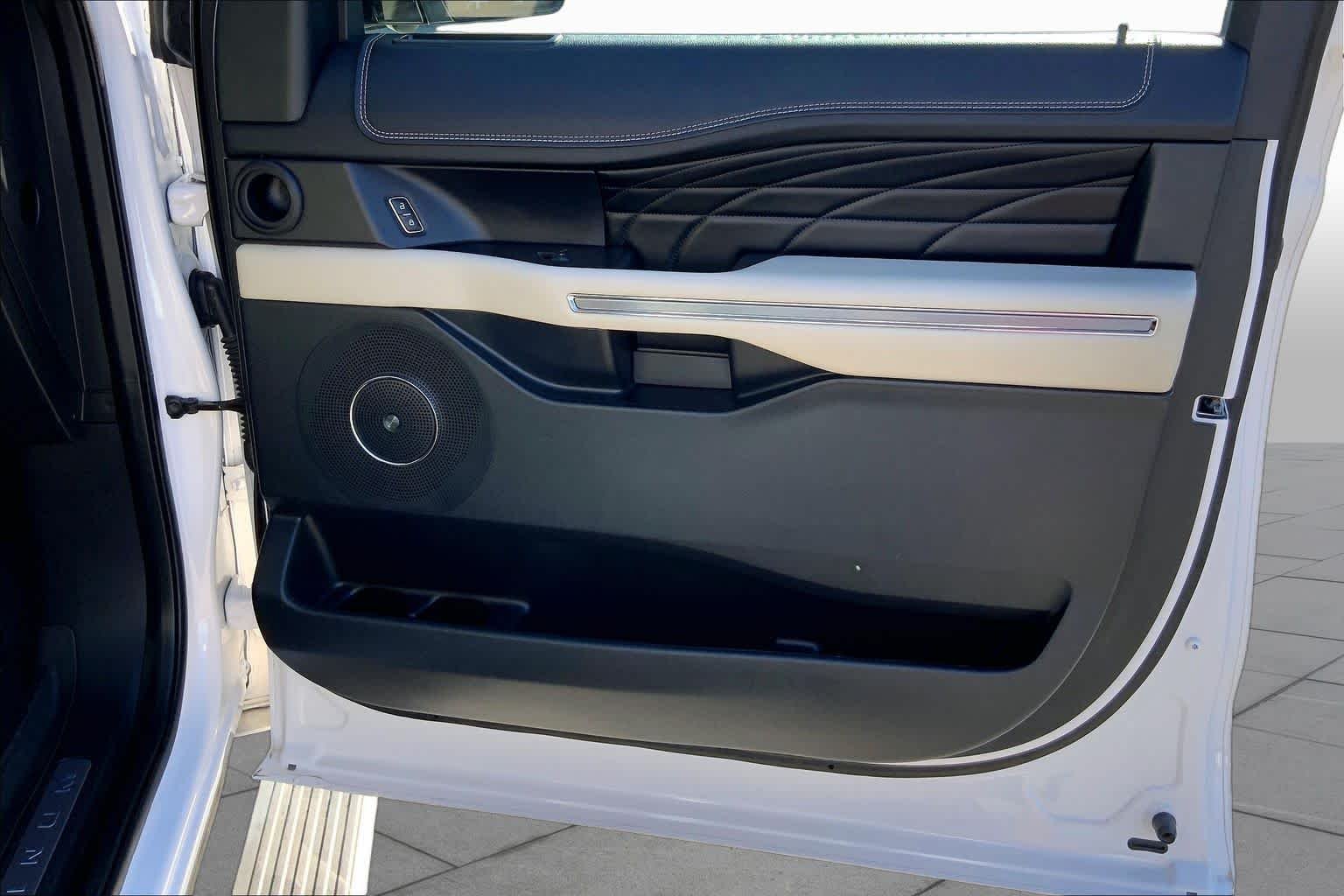 Used 2018 White Platinum Metallic Tri-Coat Ford Platinum image 20