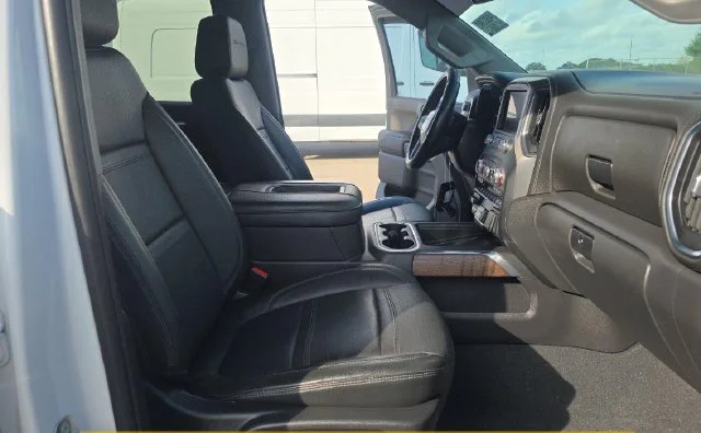 Used 2022 White Frost Tricoat GMC Denali image 3