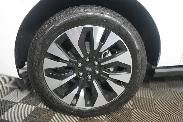 New 2027 Star White Metallic Tri-Coat Ford Platinum image 8