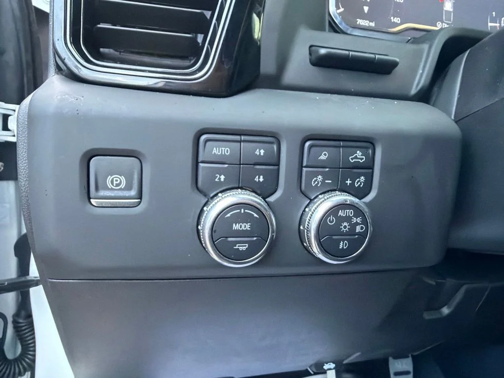 Used 2025 White GMC AT4 image 23