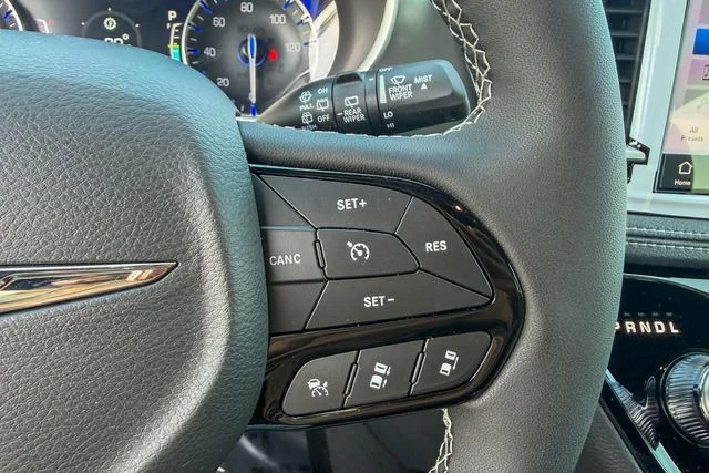 New 2026 Diamond Black Crystal Pearl-Coat Exterior Paint Chrysler Select image 16