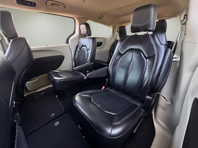 Used 2022 Bright White Clearcoat Chrysler Touring L image 18