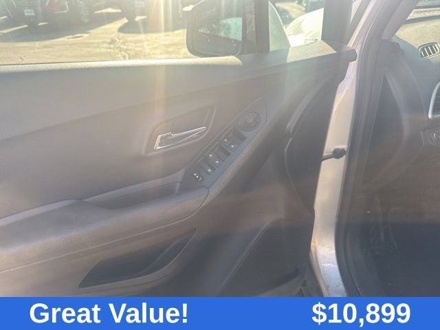 Used 2018 SILVER ICE METALLIC Chevrolet LT image 32