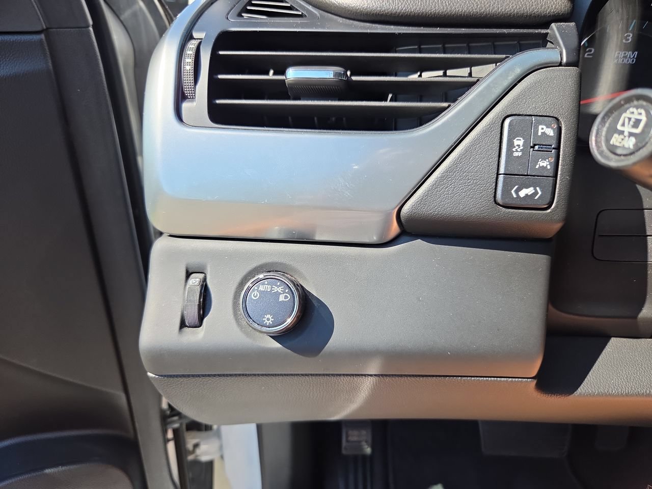Used 2019 SUMMIT WHITE Chevrolet LT image 18