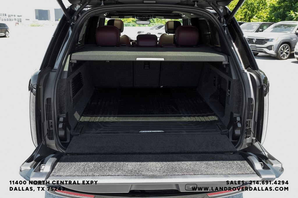 New 2026 Santorini Black Metallic Land Rover SE image 58