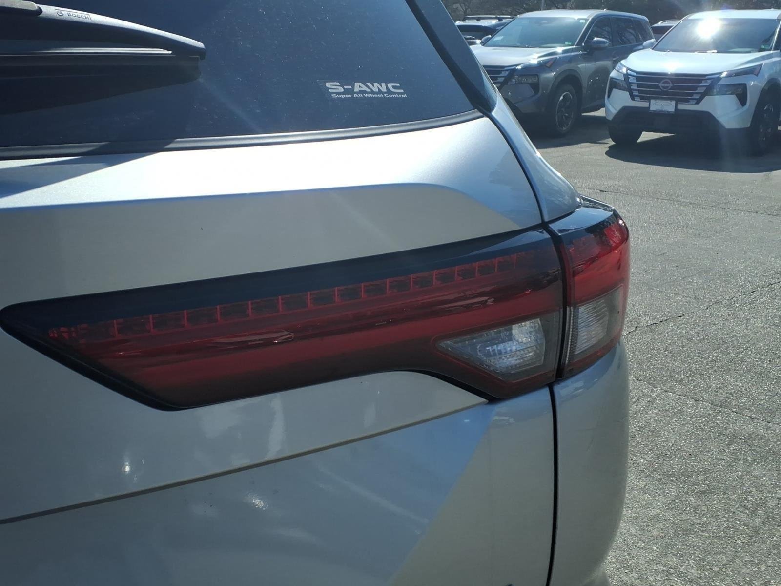 Used 2024 White Diamond/Black Roof Mitsubishi SE image 9