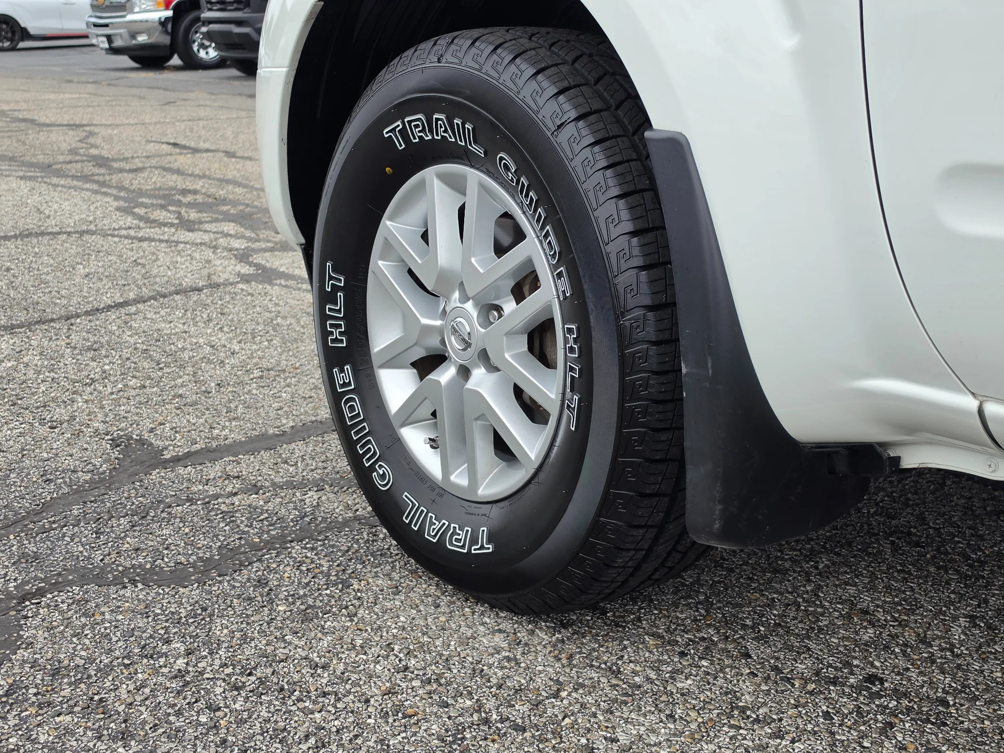 Used 2017 Glacier White Nissan SV V6 image 26