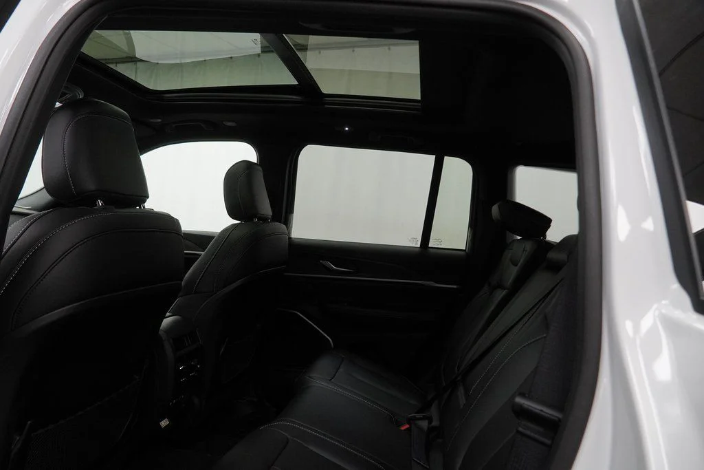 New 2026 Bright White Clear-Coat Exterior Paint Jeep Limited image 18