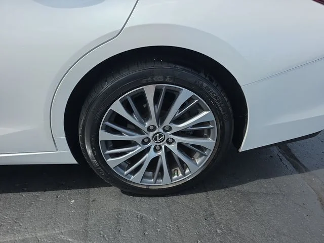 Used 2019 White Pearl Lexus 350 Luxury image 34