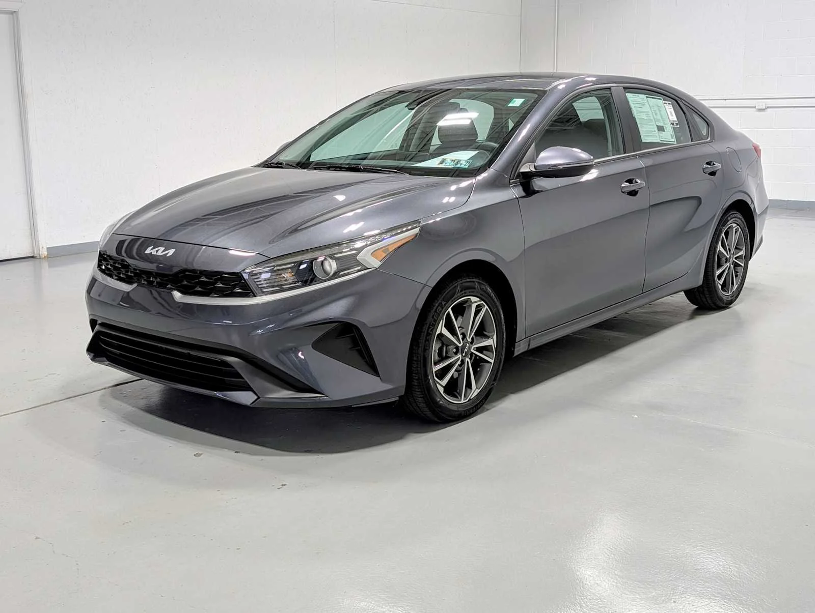 2023 Kia Forte LXS AT's photo