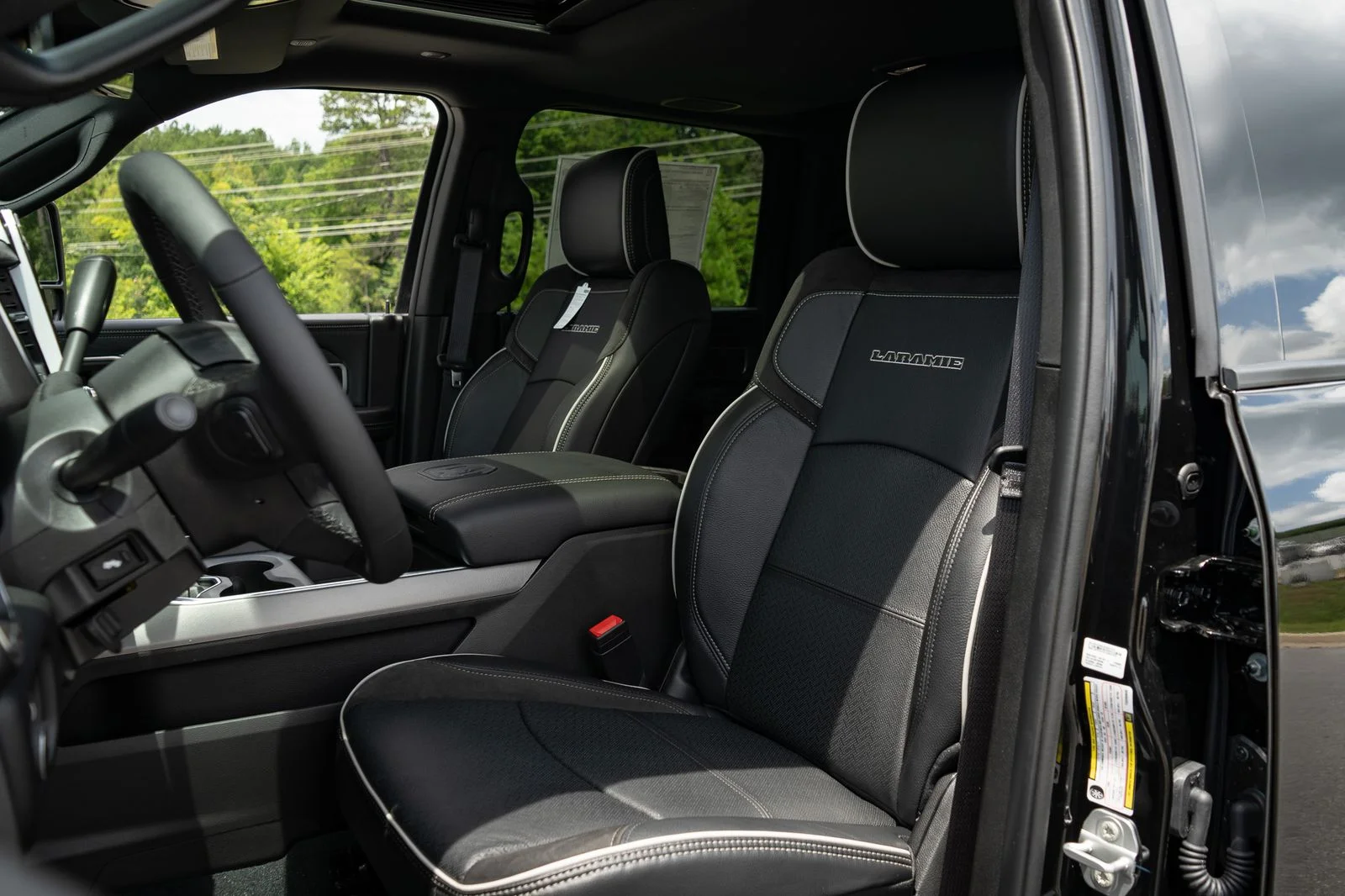 New 2026 Diamond Black Crystal Pearl-Coat Exterior Paint RAM Laramie image 26