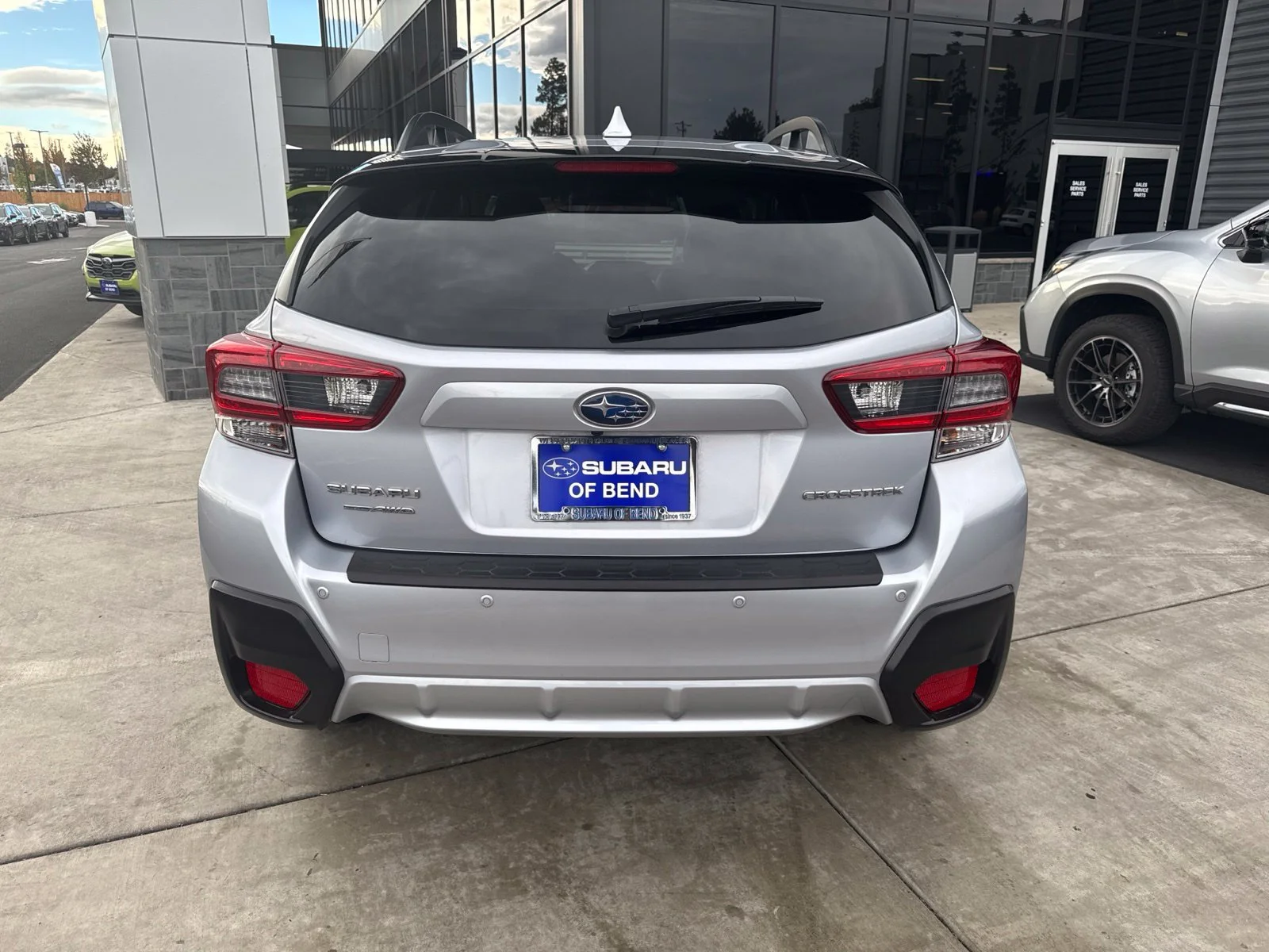 Used 2023 Ice Silver Metallic Subaru Limited image 4