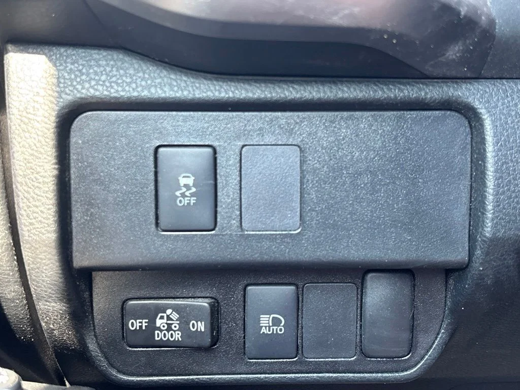 Used 2022 White Toyota SR5 image 23